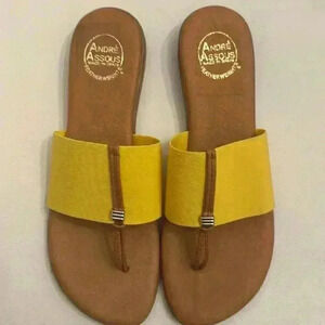NWOT. Andre Assous Featherweight Women’s sandals. Yellow. Size 10 Made i…